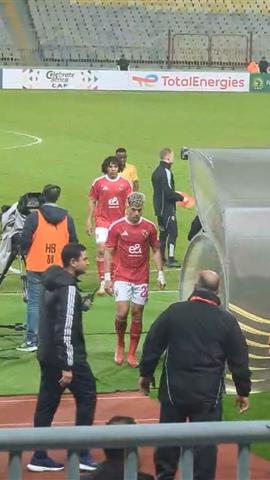 صوره ل كواليس الشوط الاول في مباراة الاهلي ويانج افريكانز وتحية الجماهير لـ امام عاشور واللاعبين