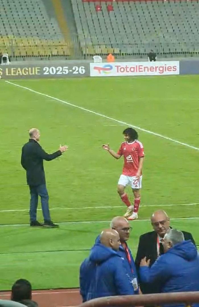 صوره ل تحية الجماهير لمروان عثمان لحظة خروجة من المباراة امام يانج افريكانز