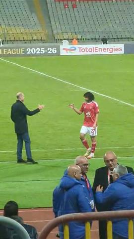 صوره ل تحية الجماهير لمروان عثمان لحظة خروجة من المباراة امام يانج افريكانز