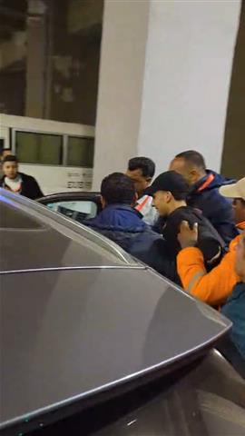 صوره ل زيزو مع جماهير الاهلي بعد نهاية مباراة الاهلي ويانج افريكانز