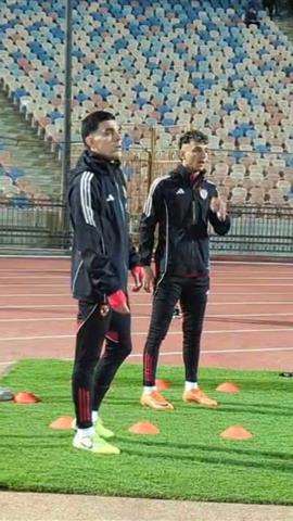 صوره ل حديت جانبي بين اشرف بن شرقي واحمد عيد وتفاعلهم علي احدى هجمات الاهلي المهدره