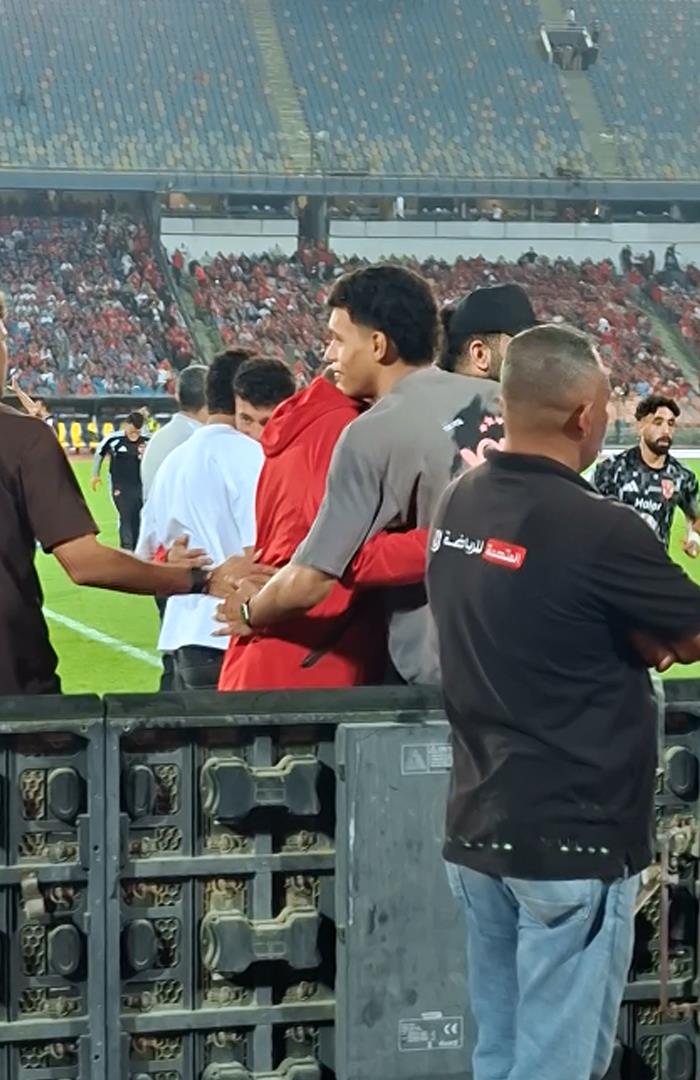 صوره ل عناق خاص بين محمد عبد الله ومحمد السيد قبل مباراة الاهلي والزمالك