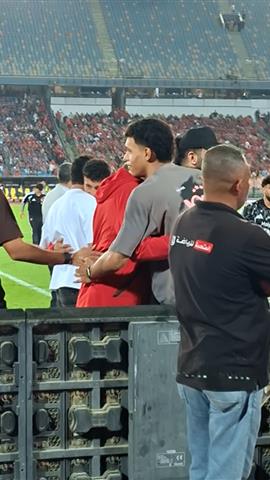 صوره ل عناق خاص بين محمد عبد الله ومحمد السيد قبل مباراة الاهلي والزمالك