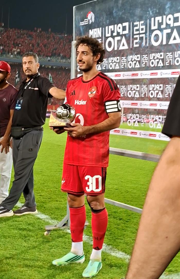 صوره ل محمد هاني يتوج بجائزة رجل مباراة الاهلي والزمالك في الدوري المصري