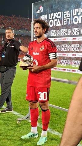 صوره ل محمد هاني يتوج بجائزة رجل مباراة الاهلي والزمالك في الدوري المصري