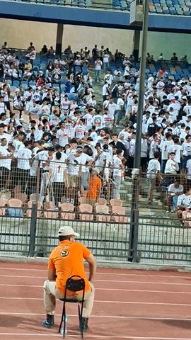 صوره ل جماهير الزمالك تستقبل حراس الجيش الرواندي بالصافرات قبل المباراة