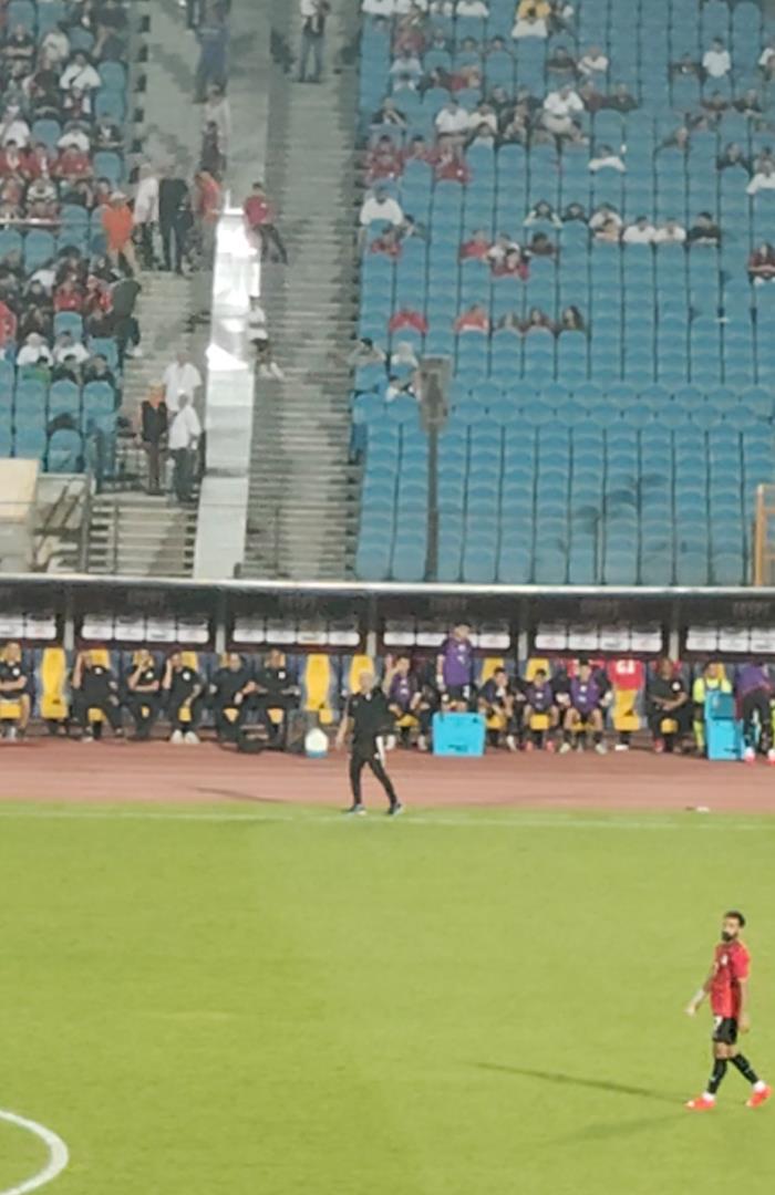 صوره ل رد فعل حسام حسن على هدف جنوب أفريقيا امام مصر