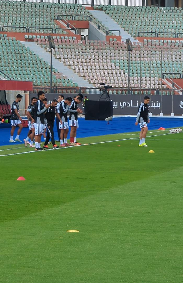 صوره ل لحظة نزول لاعبي الأهلي لأرضية الملعب قبل مباراة بترول اسيوط بكأس الرابطة المصرية