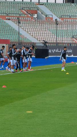 صوره ل لحظة نزول لاعبي الأهلي لأرضية الملعب قبل مباراة بترول اسيوط بكأس الرابطة المصرية