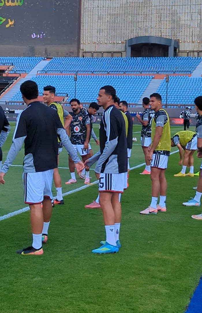 صوره ل الشحات يمازح لاعبي الأهلي وافشة قبل مباراة بترول اسيوط "حد يروح لافشه. انتو زعلانين من افشة ولا ايه"