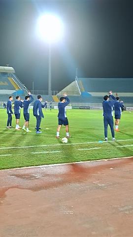صوره ل لاعبو الزمالك يردون تحية الجماهير قبل مباراة المصري بكأس الكونفيدرالية
