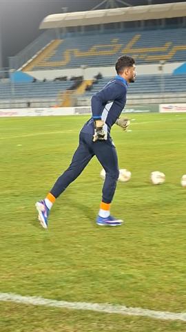 صوره ل محمد صبحي يتبادل التحية مع جماهير الزمالك قبل مباراة المصري في الكونفدرالية