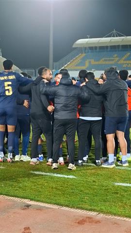 صوره ل حسام عبد المجيد يبدو متأثرا بآلام في يده .. واللاعبون يقرأون الفاتحة قبل انطلاق المباراة