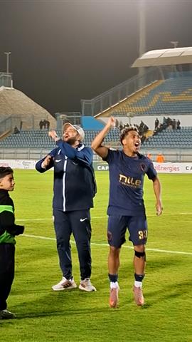 صوره ل رقص جنوني لبيزيرا بعد الفوز علي المصري بكأس الكونفيدرالية