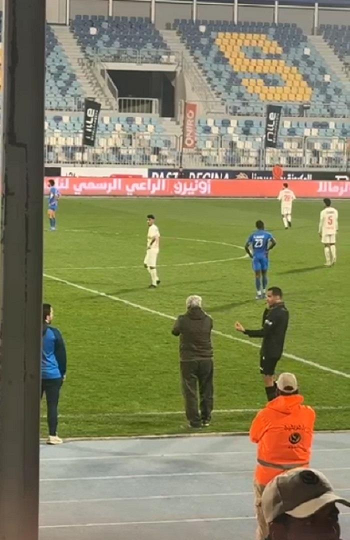 صوره ل عبد الناصر محمد مدير الكرة بالزمالك يعترض على القرارات التحكيمية للحكم المساعد