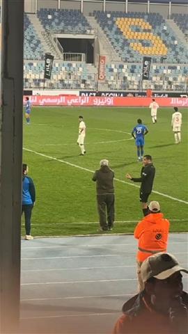 صوره ل عبد الناصر محمد مدير الكرة بالزمالك يعترض على القرارات التحكيمية للحكم المساعد