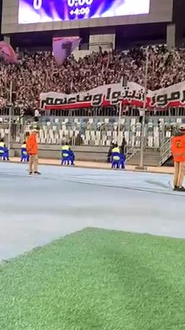 صوره ل جماهير الزمالك ترفع لافتة : رموز أثبتوا وفاءهم.. بالذهب سطروا أسماءهم