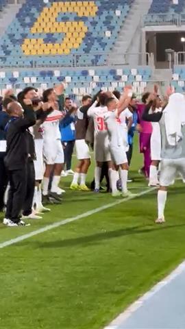صوره ل احتفال لاعبي الزمالك مع الجماهير بعد الفوز علي كايزر تشيفز بكأس الكونفيدرالية