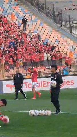 صوره ل اعتذار امام عاشور لجماهير الاهلي بعد نزوله لملعب مباراة الجيش الملكي