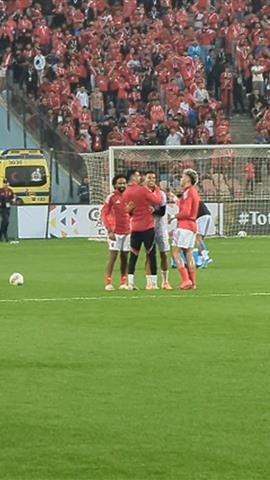 صوره ل مصافحة لاعبو الاهلي لـ رضا سليم قبل مباراة الجيش الملكي