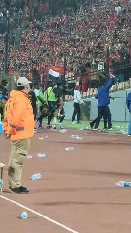 صوره ل جماهير الاهلي تلقي بزجاجات المياة علي لاعبي الجيش اثناء الخروج من الملعب بين الشوطين