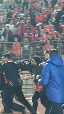 صوره ل تعرض احد الجماهير لحالة اغماء في مباراة الاهلي والجيش الملكي