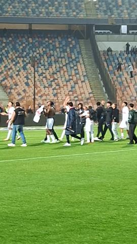 صوره ل احتفالات لاعبي الزمالك مع الجماهير بعد الفوز علي زد بالدوري المصري