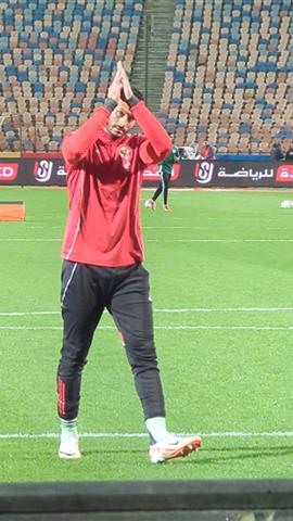 صوره ل تحية محمد الشناوي لجماهير الاهلي قبل مباراة زد