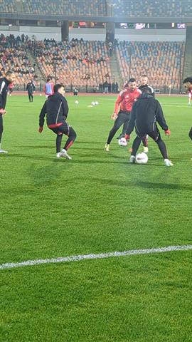 صوره ل كوبري من حسين الشحات لديانج  أثناء الإحماء قبل مباراة الاهلي وزد