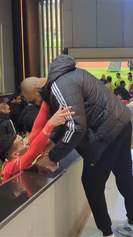 صوره ل محمد شوقي مع لاعبي الاهلي قبل مباراة زد ويمازح امام عاشور "انت يلا"