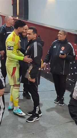 صوره ل علي لطفي مع اداري الاهلي واللاعبين قبل مباراة زد