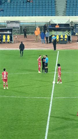 صوره ل حديث بين زيزو ووليد صلاح الدين مع حكم المباراة قبل انطلاق الشوط الثاني