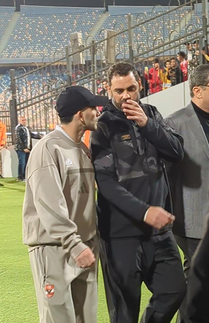 صوره ل حديث بين زيزو وعبد المنصف بعد مباراة الاهلي والبنك الاهلي