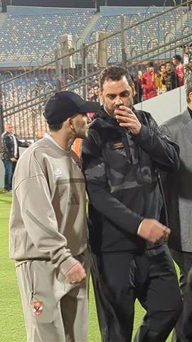 صوره ل حديث بين زيزو وعبد المنصف بعد مباراة الاهلي والبنك الاهلي