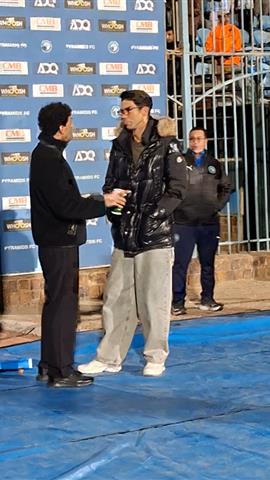 صوره ل حديث جانبي بين شريف إكرامي وعواد قبل مباراة الزمالك وبيراميدز