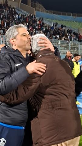 صوره ل عبد الناصر محمد يقبل رأس معتمد جمال بعد فوز الزمالك على بيراميدز