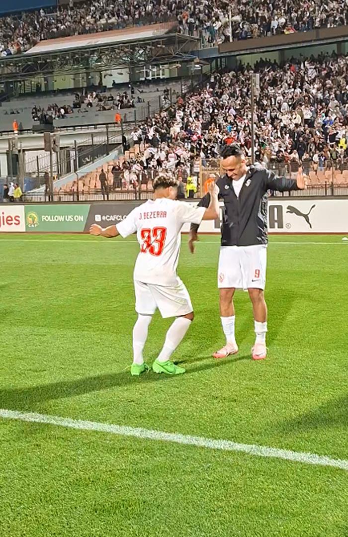 صوره ل رقص جنوني من بيزيرا وناصر منسي بعد الفوز علي اوتوهو بكأس الكونفيدرالية