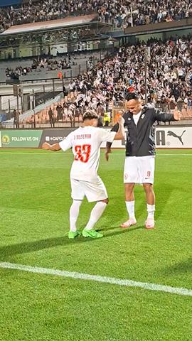 صوره ل رقص جنوني من بيزيرا وناصر منسي بعد الفوز علي اوتوهو بكأس الكونفيدرالية