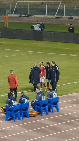 صوره ل لاعبو الاهلي يواسون كريم فؤاد بعد اصابته في مباراة المقاولون العرب