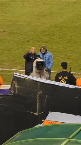 صوره ل اداري المقاولون العرب يطلب من مصور المباراة توجيه الكاميرا على احد اقاربه في المدرجات