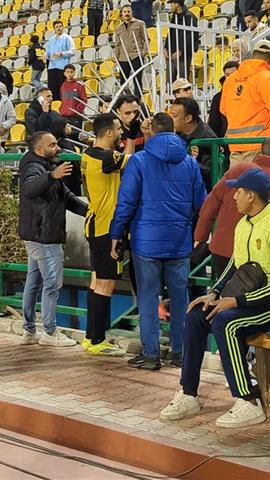 صوره ل شكري نجيب لاعب المقاولون يدخل في مشادة بعد مباراة الاهلي