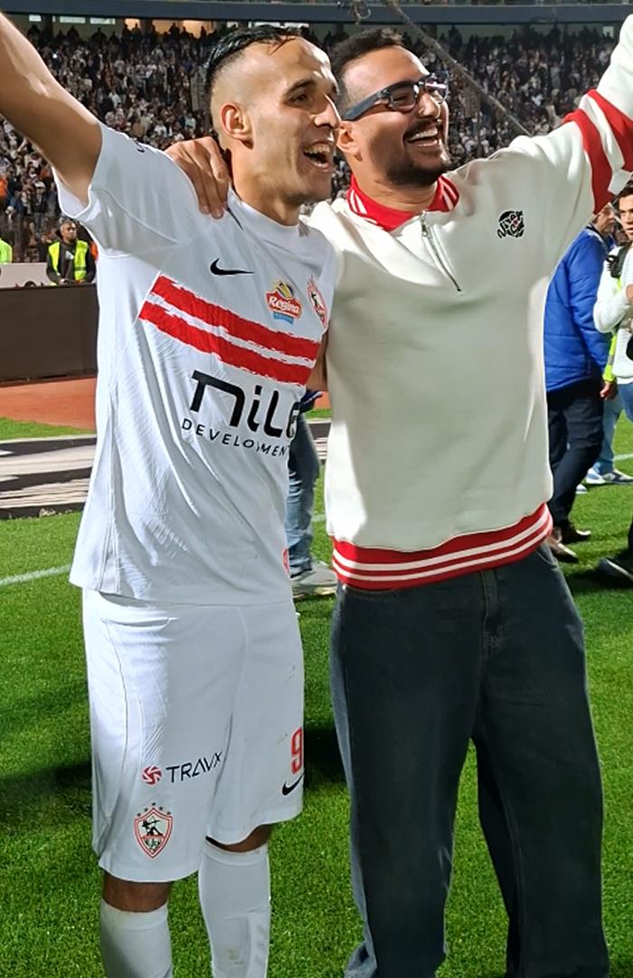 صوره ل متناسيا الجرح في يده بسبب المباراة احتفالات ناصر منسي مع الجماهير