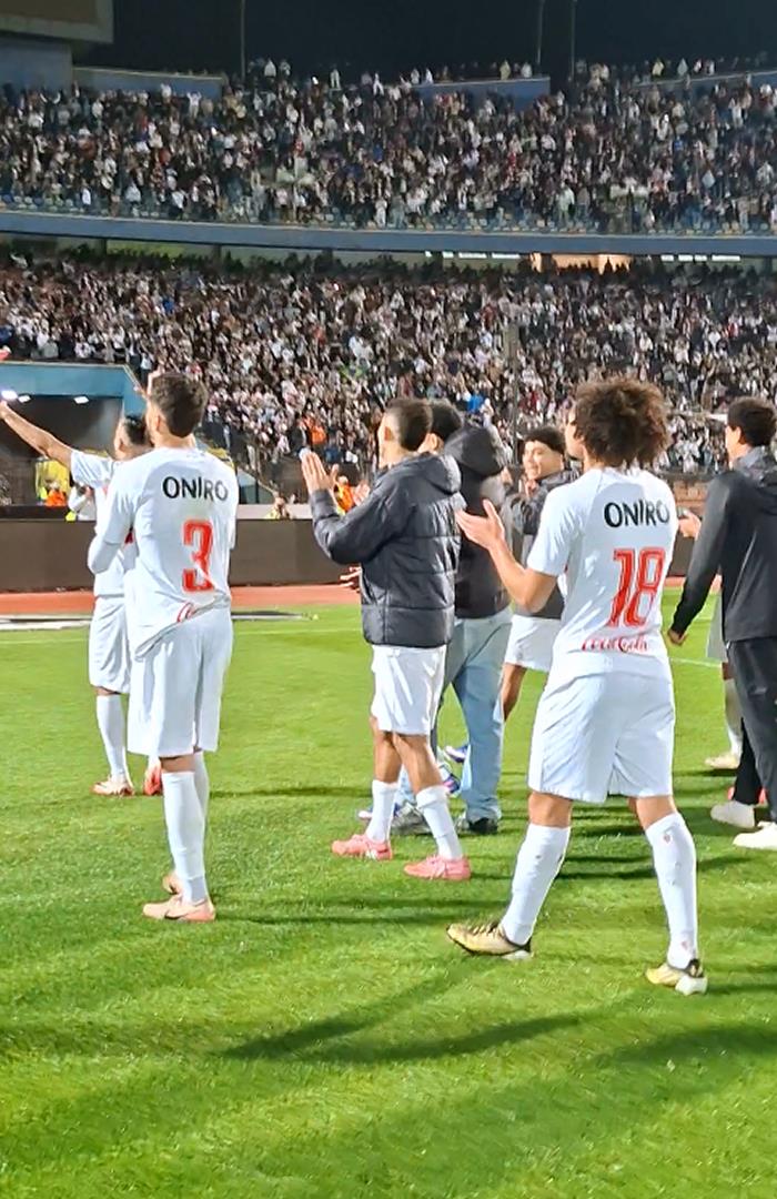 صوره ل احتفال لاعبي الزمالك مع الجماهير بعد الفوز علي الاتحاد السكندري