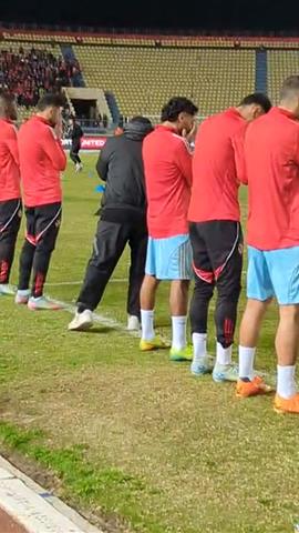 صوره ل لحظة نزول لاعبي الاهلي ملعب مباراة طلائع الجيش