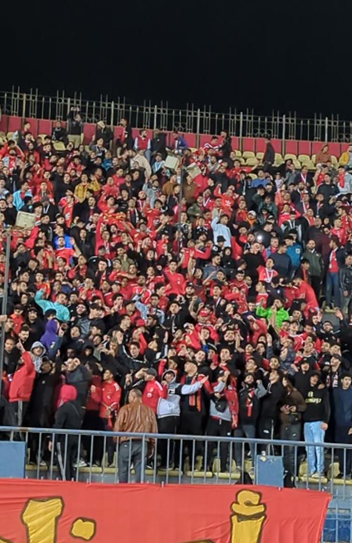 صوره ل جمهور الاهلي يشعل المدرجات خلال مباراة طلائع الجيش ويهتف "انا عمري ما هقدر أنسى أي ذكرى كانت معاه"