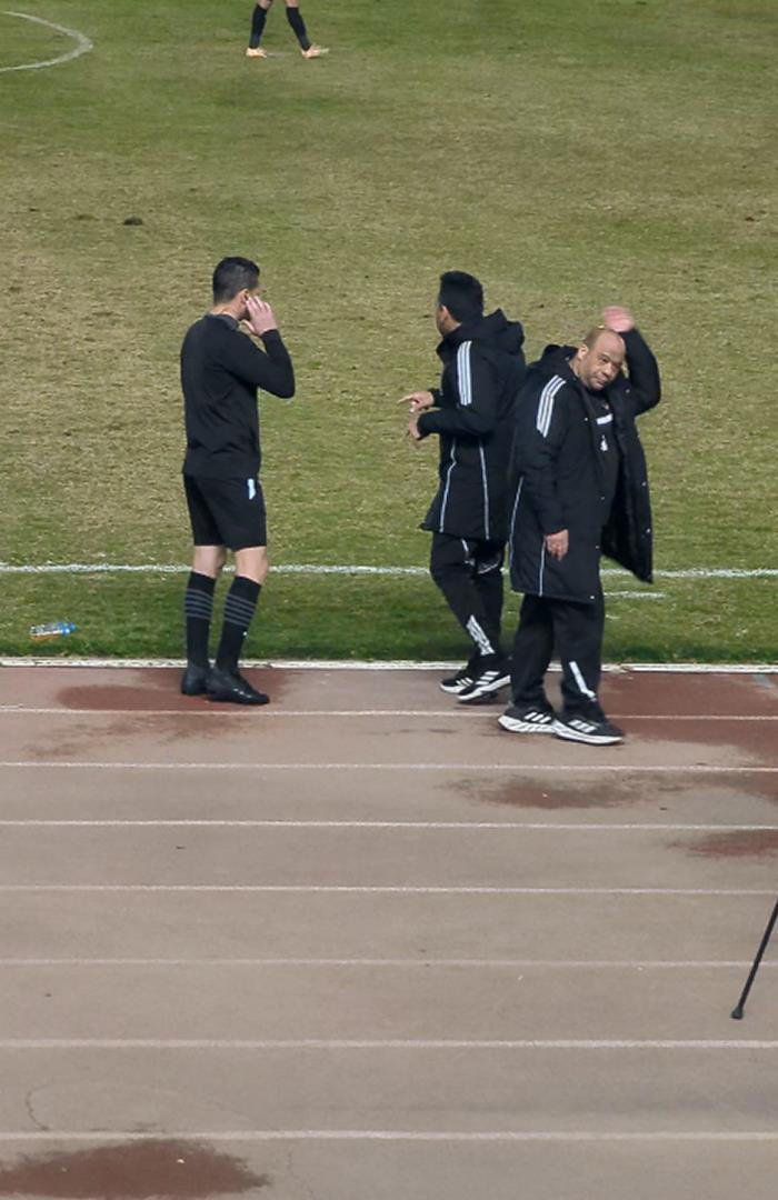 صوره ل وليد صلاح الدين وعادل مصطفى يعترضان علي قرارات حكم المباراة