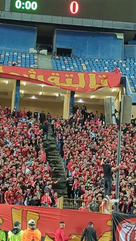 صوره ل جماهير الأهلي تهتف .. العب كورة بغل على الدوري مش هنحل