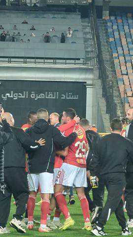 صوره ل الجميع يحتفل مع طاهر محمد طاهر بعد الفوز علي سموحة