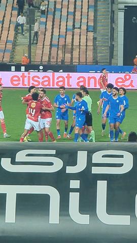 صوره ل مشادة حسين الشحات مع لاعبي سموحة قبل انتهاء المباراة