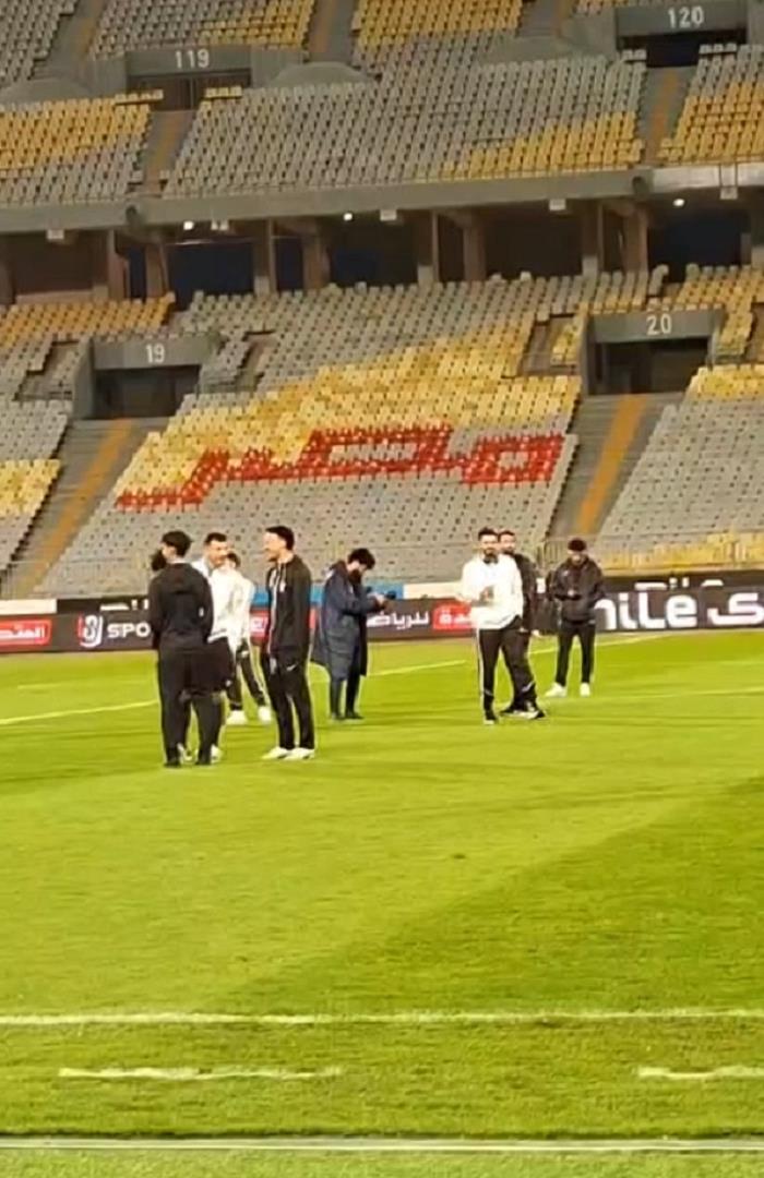 صوره ل حديث جانبي بين لاعبي الزمالك والمصري